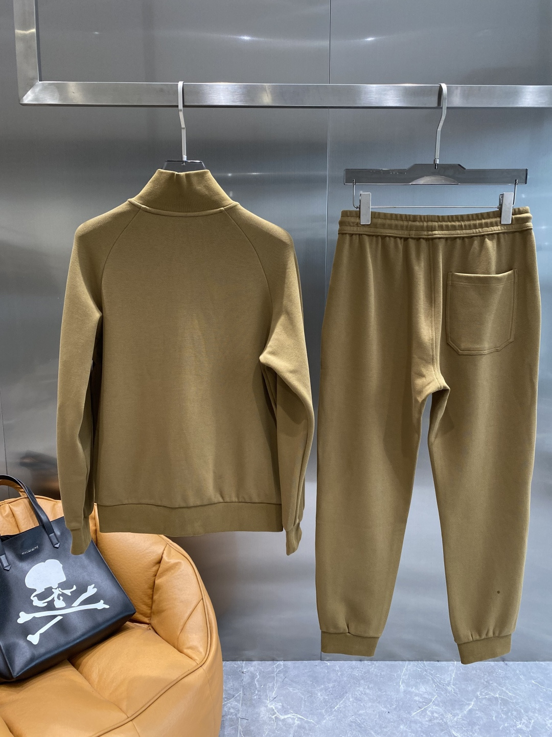 《𝙉𝙚𝙬🤍🖤古家》2025秋冬最新品套装-同步有售，原单狠货休闲时尚套装，上身很有特点！吸睛而有亮点，进