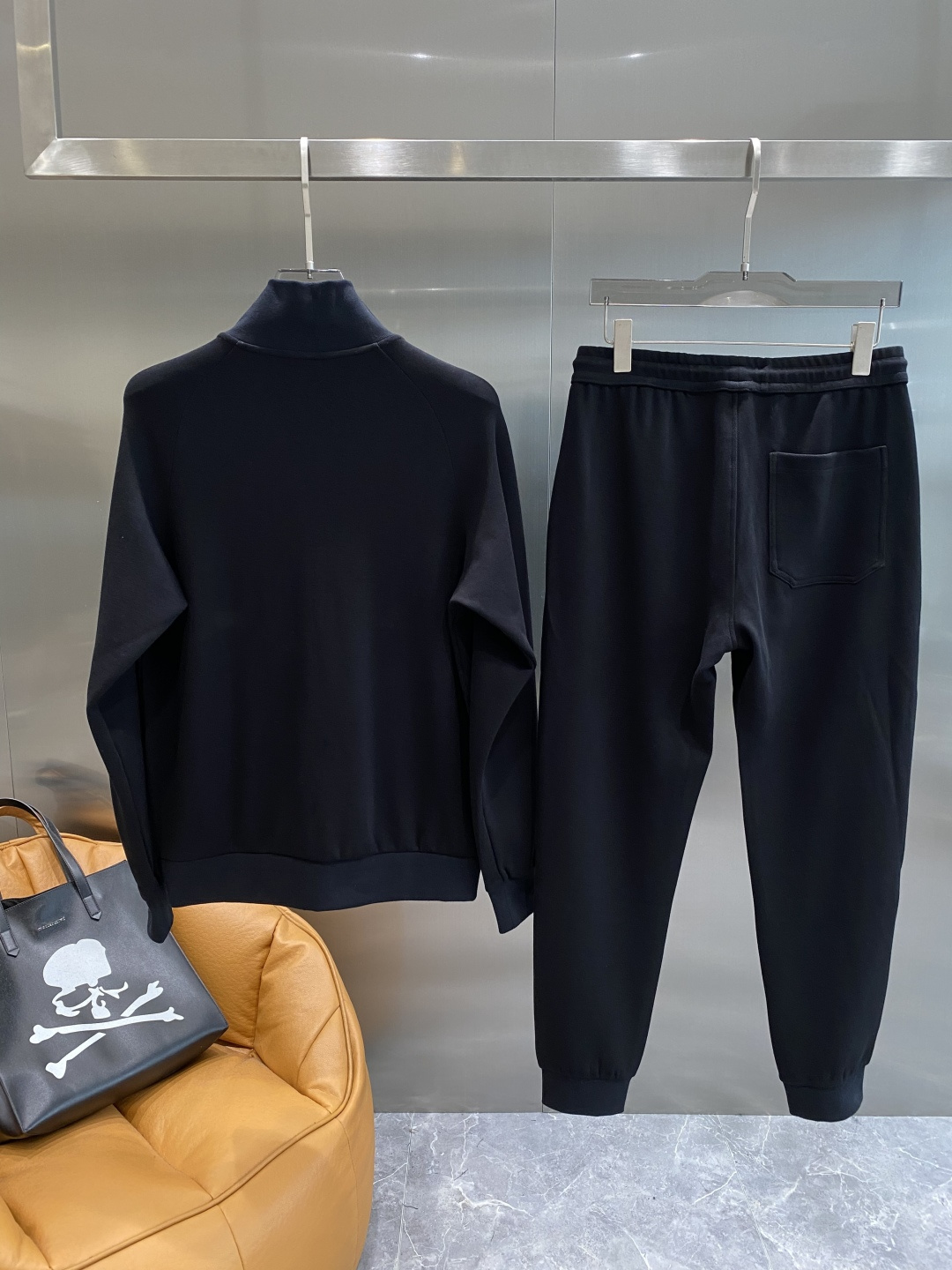 《𝙉𝙚𝙬🤍🖤古家》2025秋冬最新品套装-同步有售，原单狠货休闲时尚套装，上身很有特点！吸睛而有亮点，进