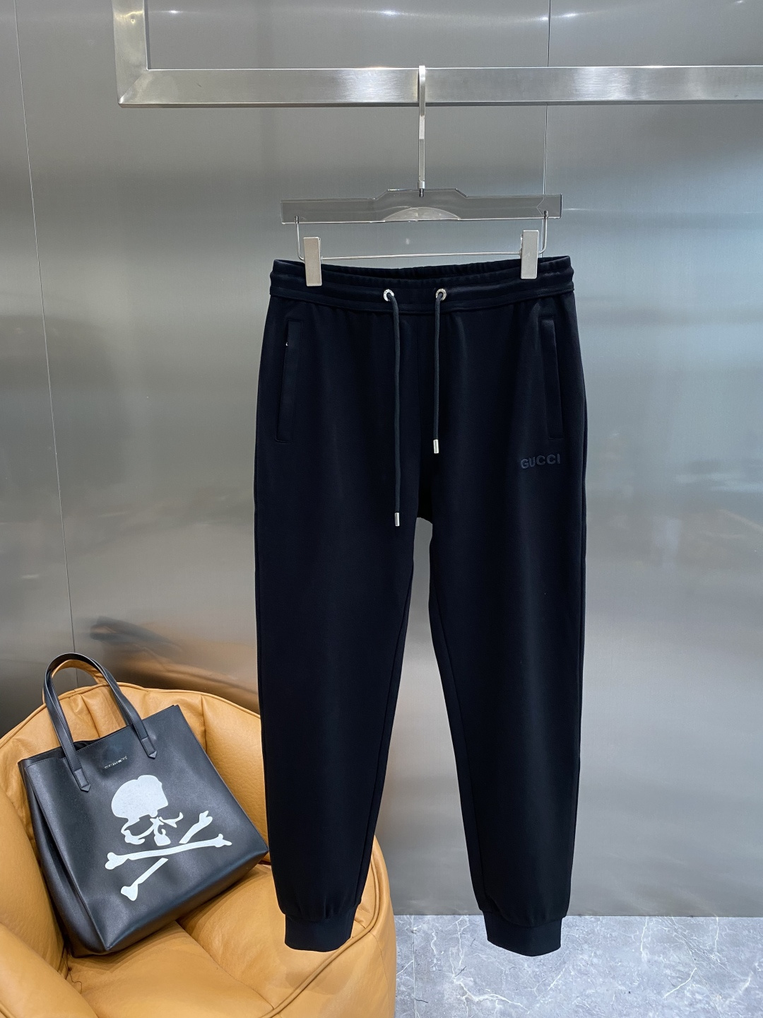 《𝙉𝙚𝙬🤍🖤古家》2025秋冬最新品套装-同步有售，原单狠货休闲时尚套装，上身很有特点！吸睛而有亮点，进