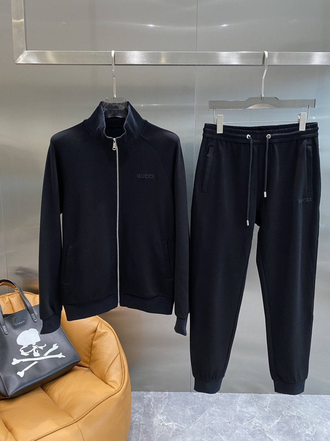 《𝙉𝙚𝙬🤍🖤古家》2025秋冬最新品套装-同步有售，原单狠货休闲时尚套装，上身很有特点！吸睛而有亮点，进