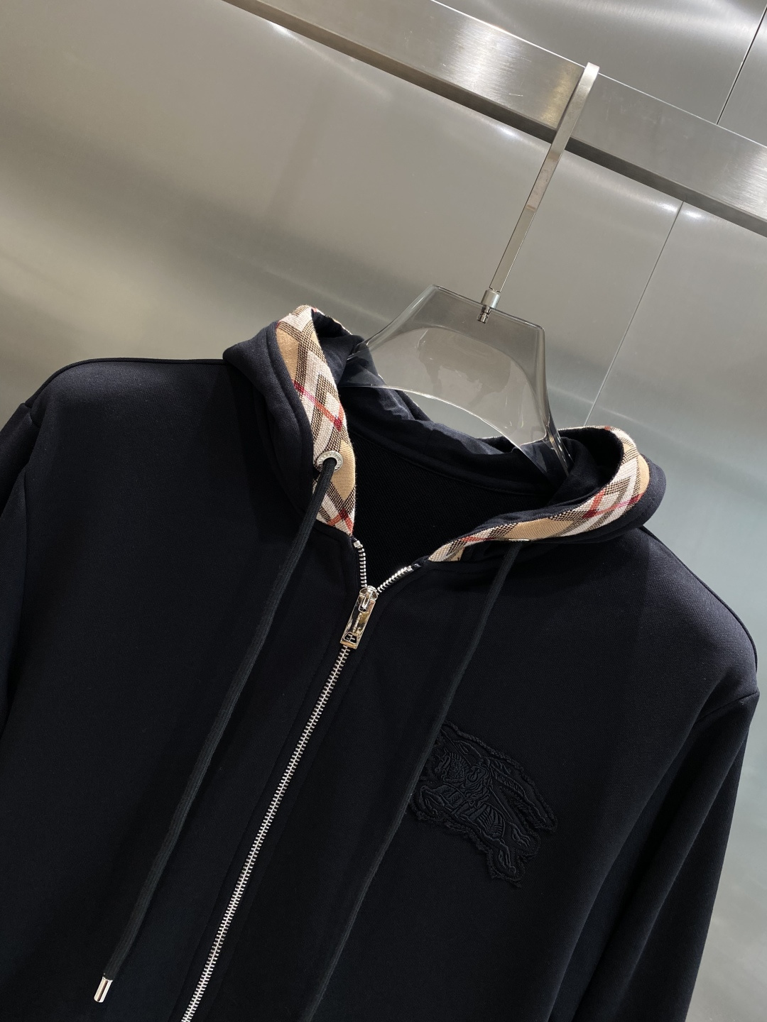 《𝙉𝙚𝙬🤍🖤巴家》2025秋冬最新品套装-同步有售，原单狠货休闲时尚套装，上身很有特点！吸睛而有亮点，进