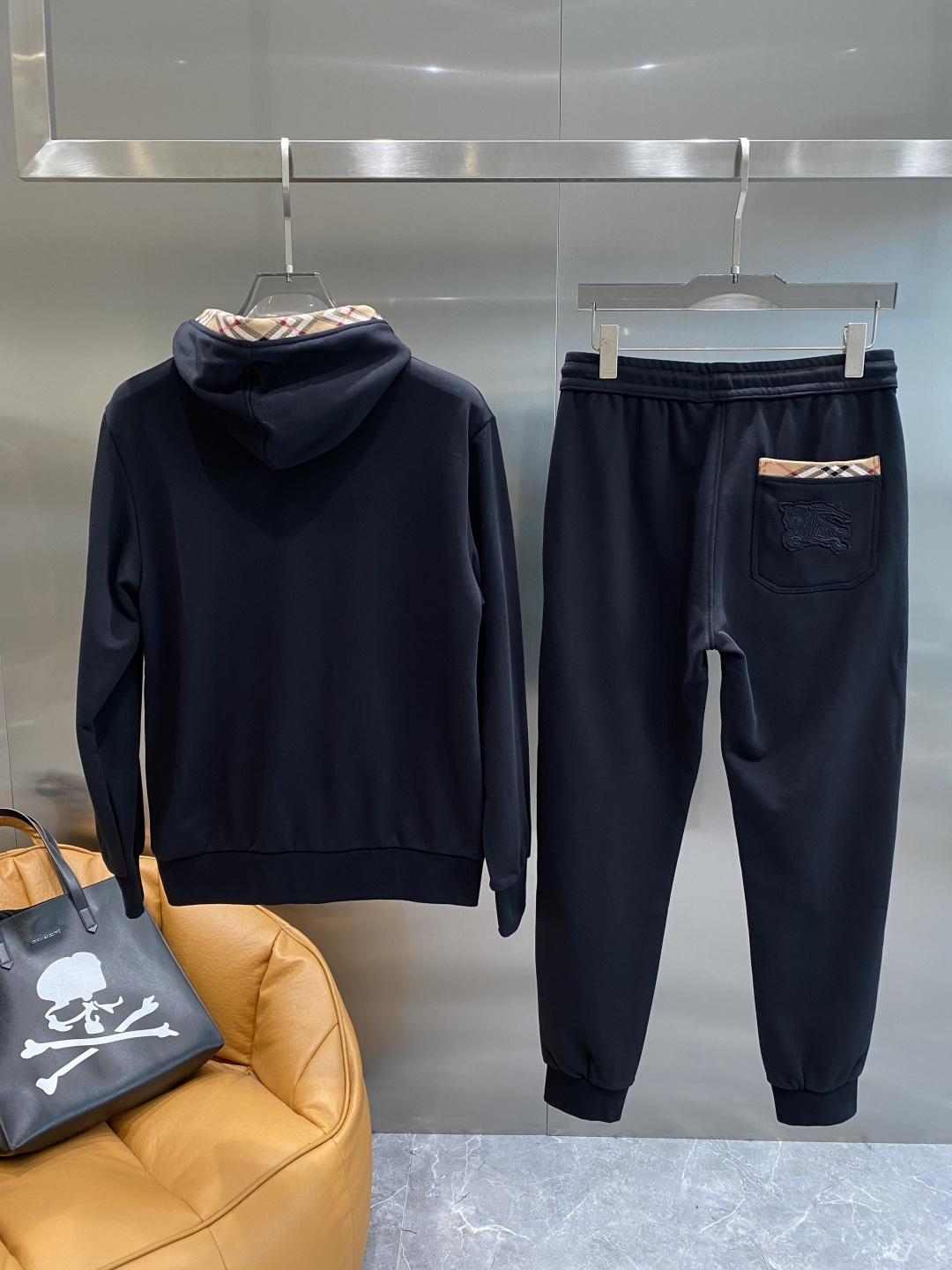 《𝙉𝙚𝙬🤍🖤巴家》2025秋冬最新品套装-同步有售，原单狠货休闲时尚套装，上身很有特点！吸睛而有亮点，进
