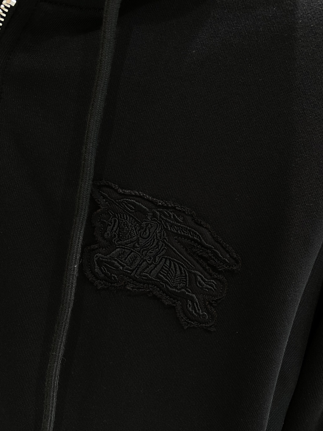 《𝙉𝙚𝙬🤍🖤巴家》2025秋冬最新品套装-同步有售，原单狠货休闲时尚套装，上身很有特点！吸睛而有亮点，进