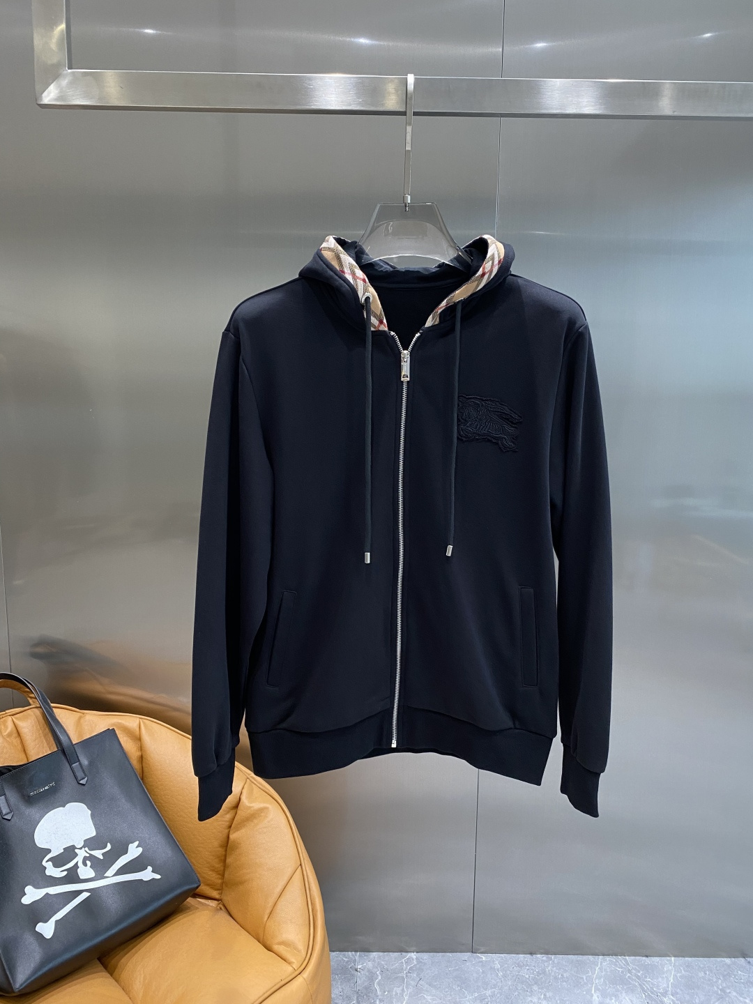 《𝙉𝙚𝙬🤍🖤巴家》2025秋冬最新品套装-同步有售，原单狠货休闲时尚套装，上身很有特点！吸睛而有亮点，进