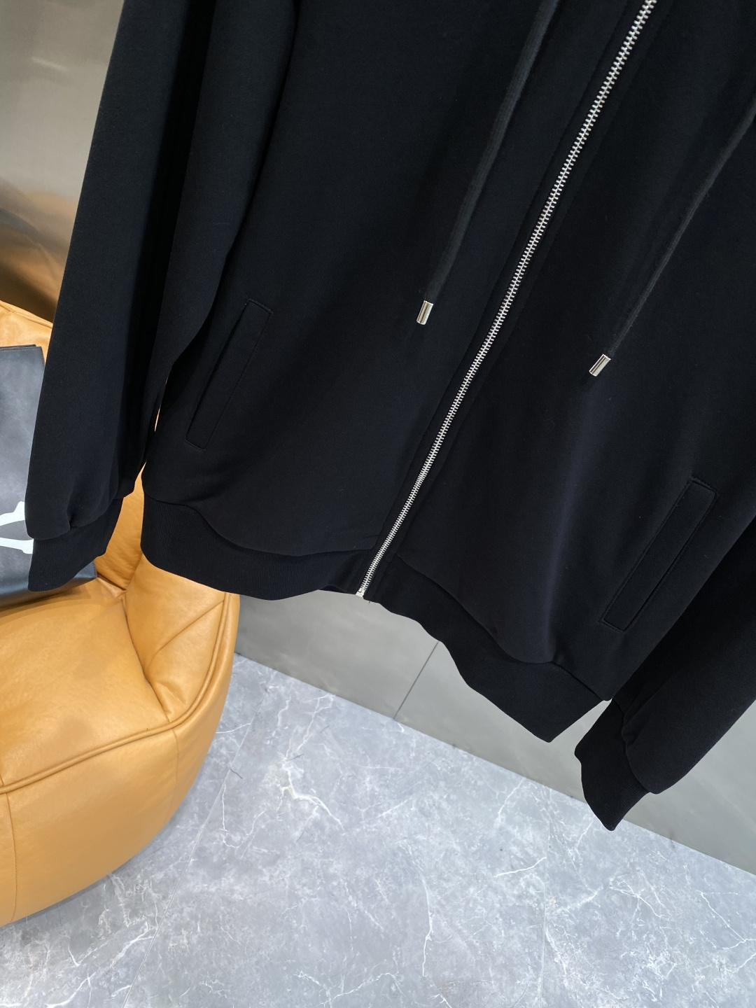 《𝙉𝙚𝙬🤍🖤巴家》2025秋冬最新品套装-同步有售，原单狠货休闲时尚套装，上身很有特点！吸睛而有亮点，进