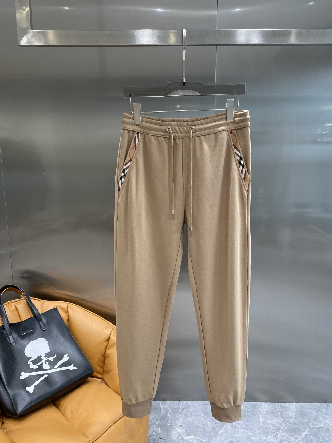 《𝙉𝙚𝙬🤍🖤巴家》2025秋冬最新品套装-同步有售，原单狠货休闲时尚套装，上身很有特点！吸睛而有亮点，进