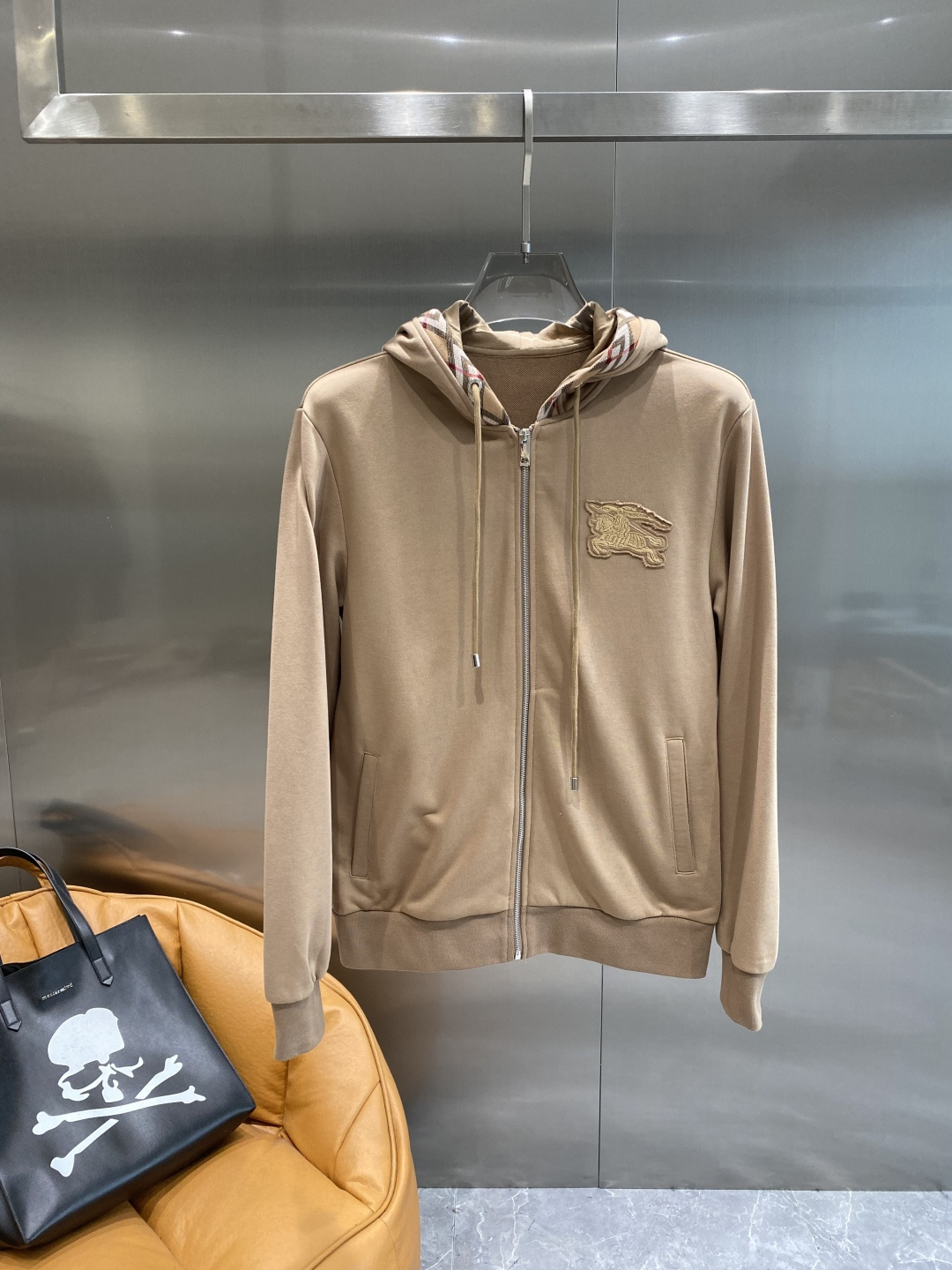 《𝙉𝙚𝙬🤍🖤巴家》2025秋冬最新品套装-同步有售，原单狠货休闲时尚套装，上身很有特点！吸睛而有亮点，进