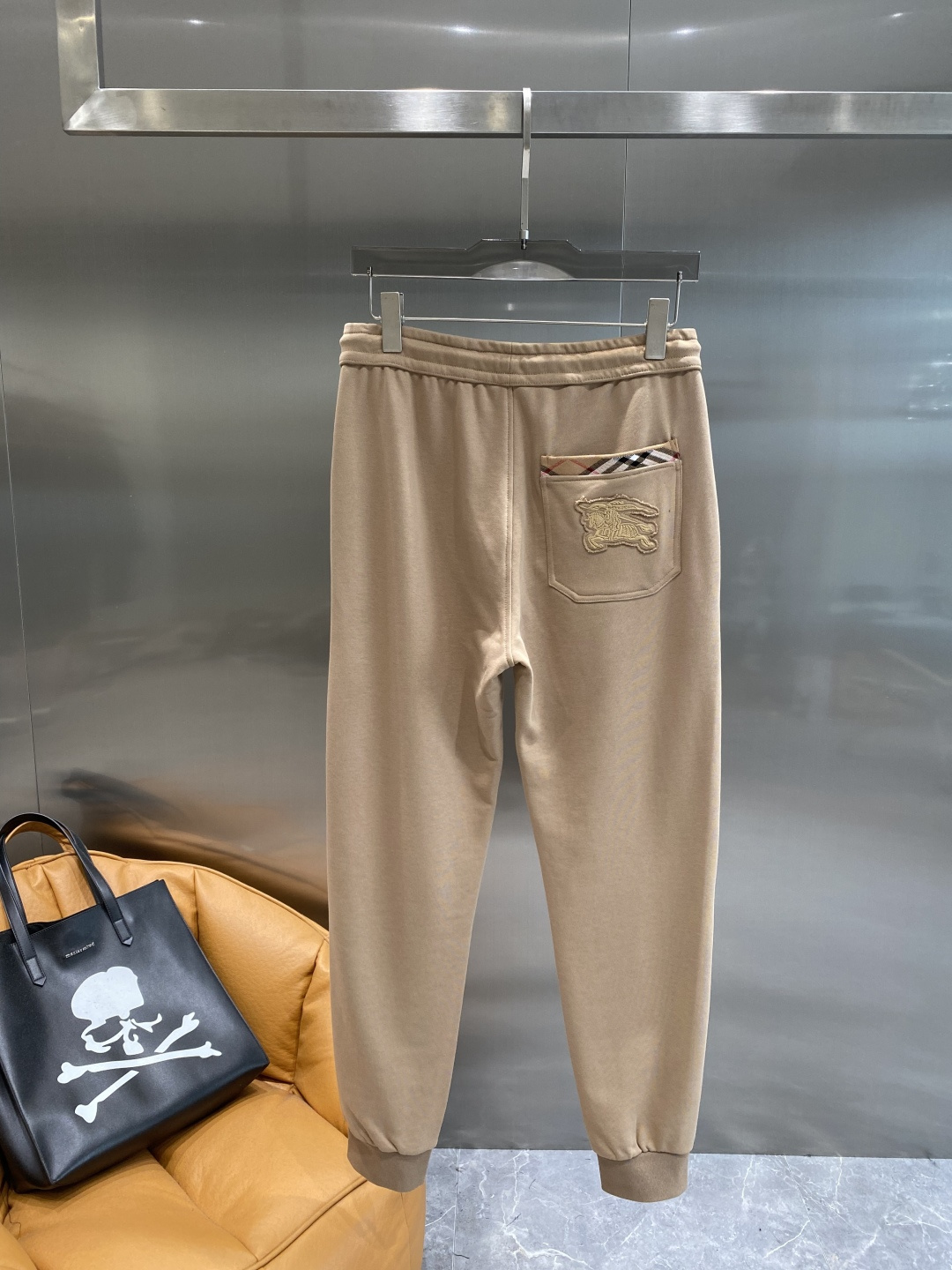 《𝙉𝙚𝙬🤍🖤巴家》2025秋冬最新品套装-同步有售，原单狠货休闲时尚套装，上身很有特点！吸睛而有亮点，进