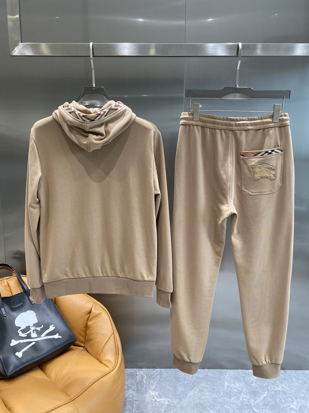 《𝙉𝙚𝙬🤍🖤巴家》2025秋冬最新品套装-同步有售，原单狠货休闲时尚套装，上身很有特点！吸睛而有亮点，进