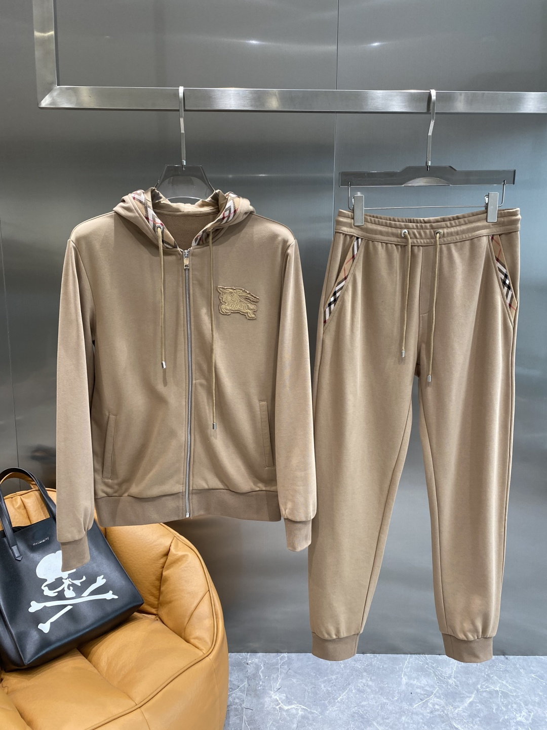 《𝙉𝙚𝙬🤍🖤巴家》2025秋冬最新品套装-同步有售，原单狠货休闲时尚套装，上身很有特点！吸睛而有亮点，进
