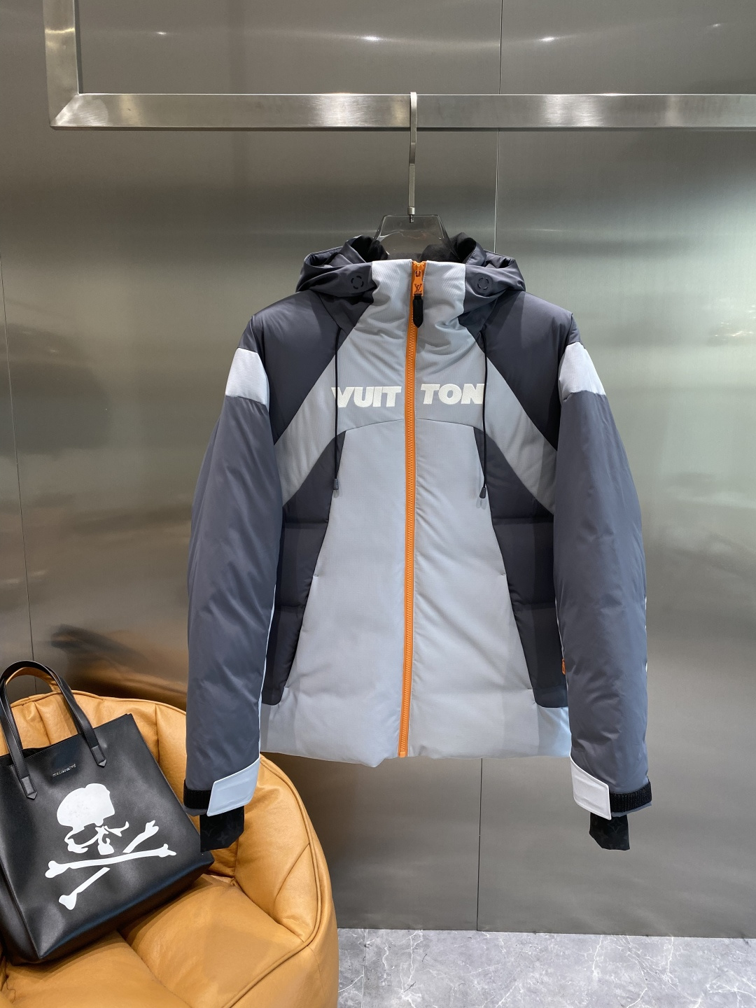 《𝙉𝙚𝙬🤍🖤驴家》独家专供秋冬新款羽绒服。贸易公司渠道稀出，降温天气必备的保暖单品，不论是日常还是户外运