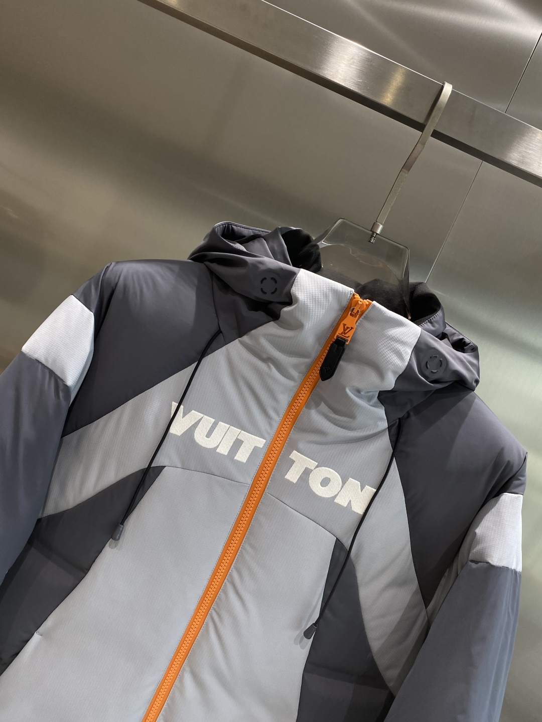 《𝙉𝙚𝙬🤍🖤驴家》独家专供秋冬新款羽绒服。贸易公司渠道稀出，降温天气必备的保暖单品，不论是日常还是户外运