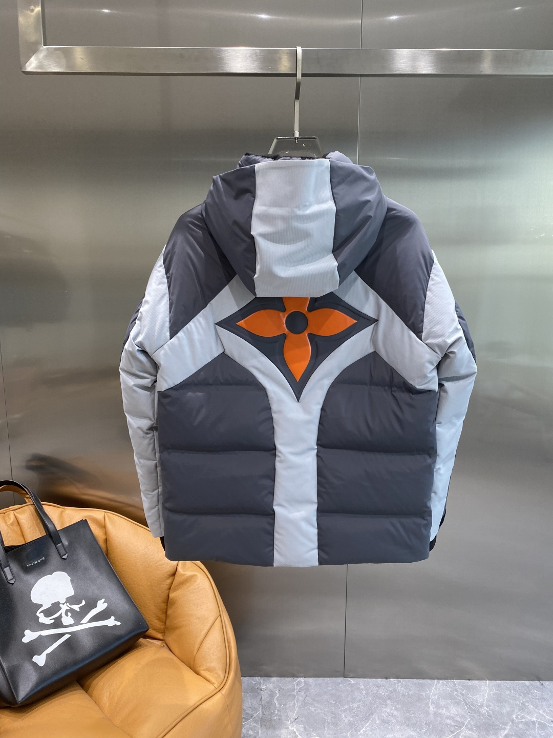 《𝙉𝙚𝙬🤍🖤驴家》独家专供秋冬新款羽绒服。贸易公司渠道稀出，降温天气必备的保暖单品，不论是日常还是户外运