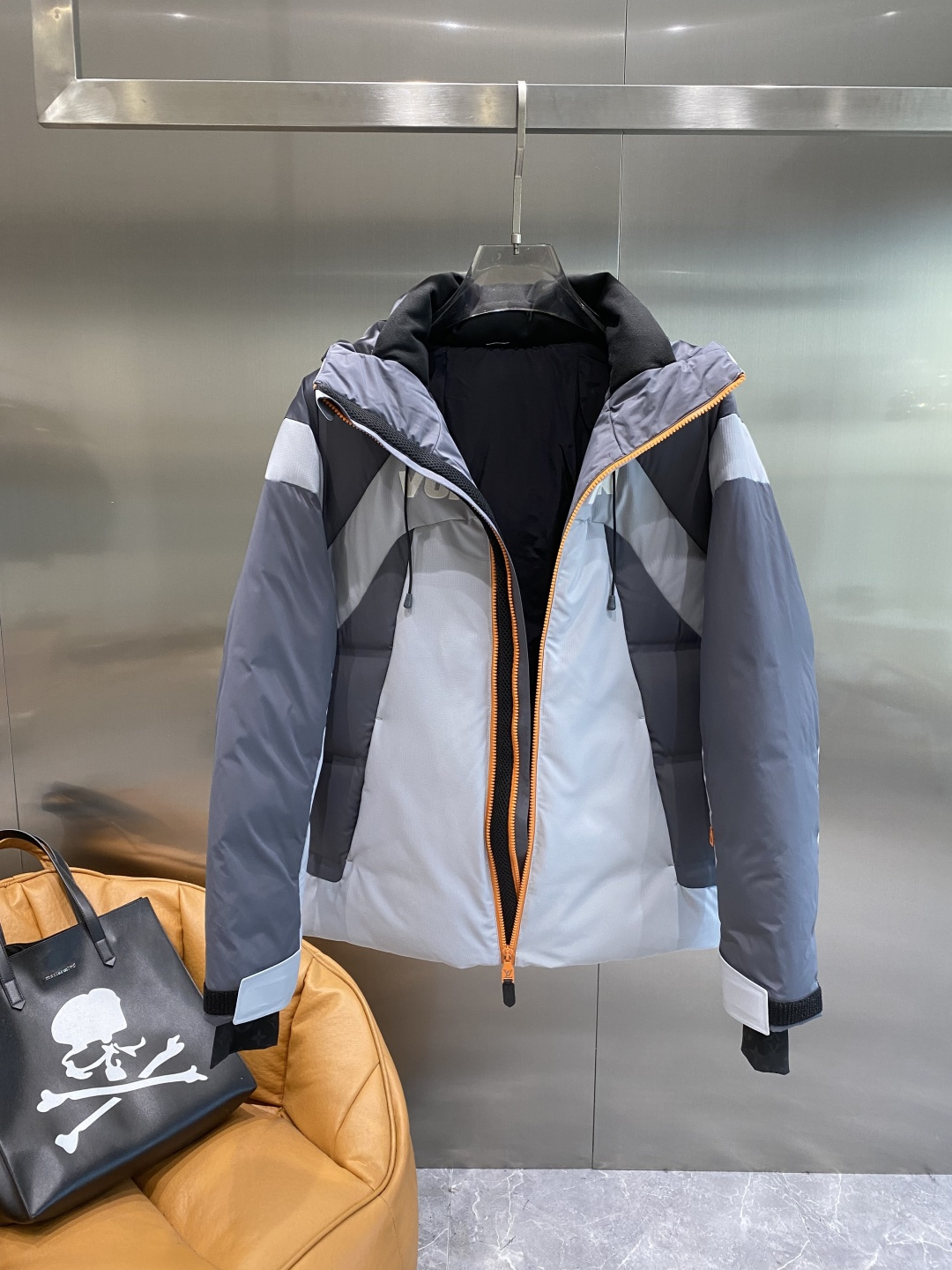 《𝙉𝙚𝙬🤍🖤驴家》独家专供秋冬新款羽绒服。贸易公司渠道稀出，降温天气必备的保暖单品，不论是日常还是户外运