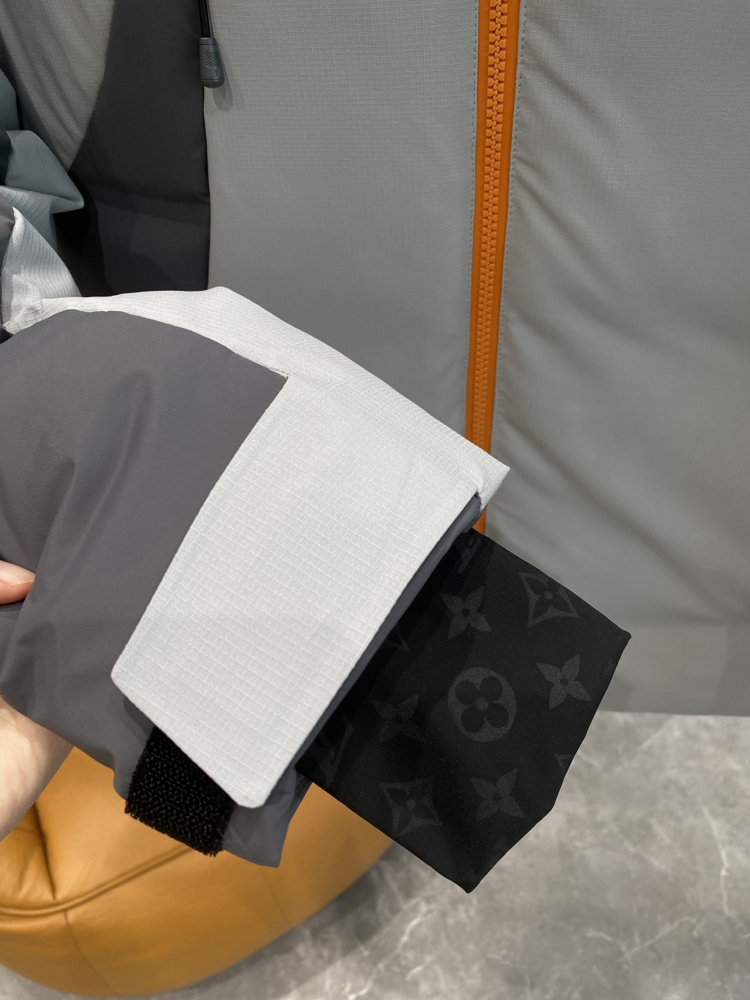 《𝙉𝙚𝙬🤍🖤驴家》独家专供秋冬新款羽绒服。贸易公司渠道稀出，降温天气必备的保暖单品，不论是日常还是户外运