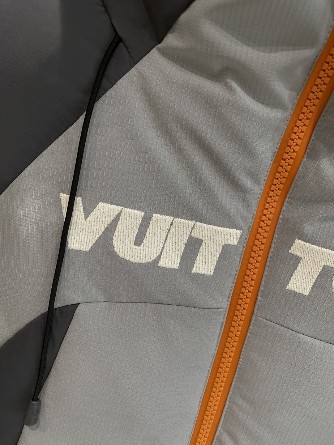 《𝙉𝙚𝙬🤍🖤驴家》独家专供秋冬新款羽绒服。贸易公司渠道稀出，降温天气必备的保暖单品，不论是日常还是户外运