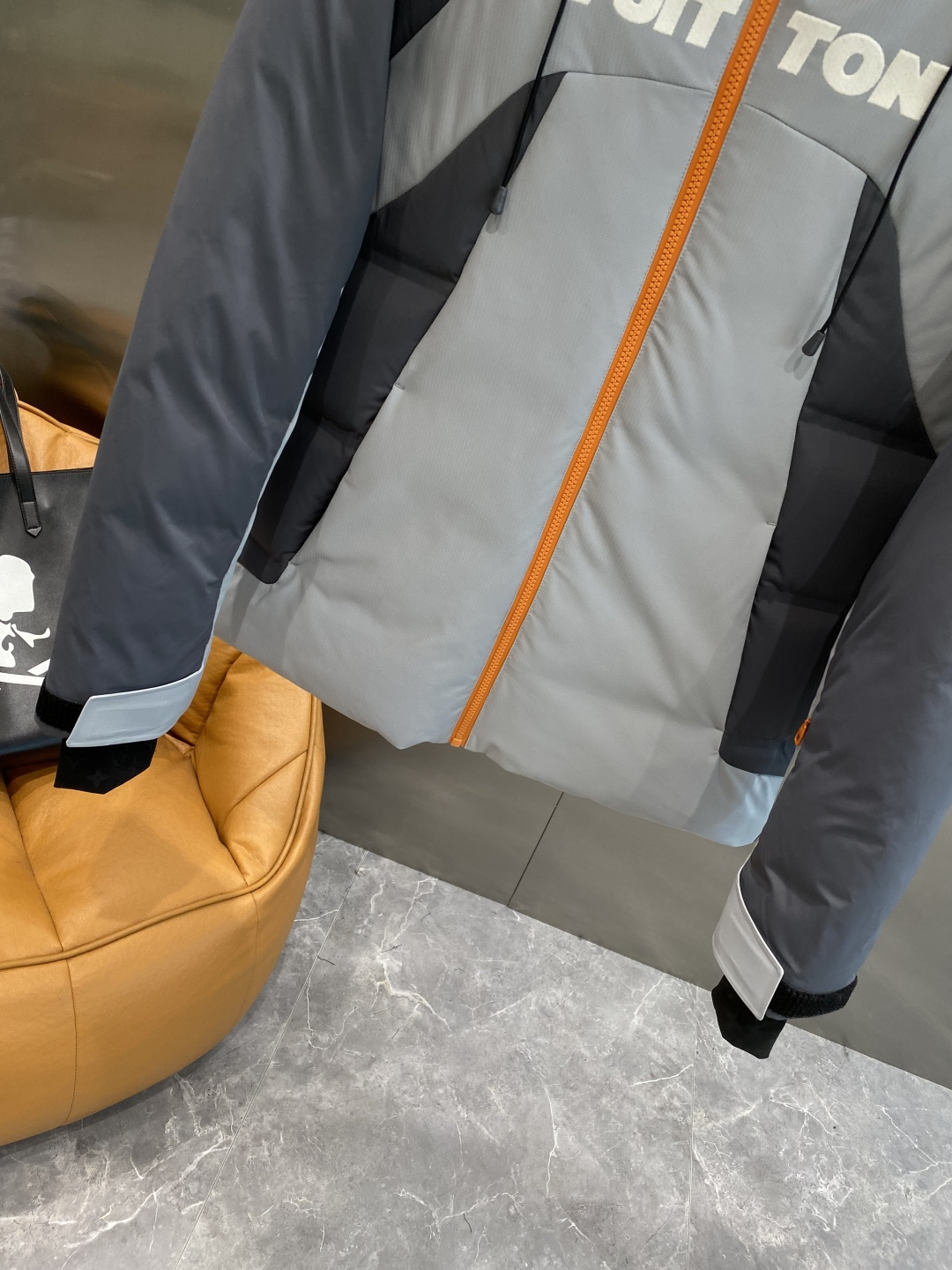 《𝙉𝙚𝙬🤍🖤驴家》独家专供秋冬新款羽绒服。贸易公司渠道稀出，降温天气必备的保暖单品，不论是日常还是户外运