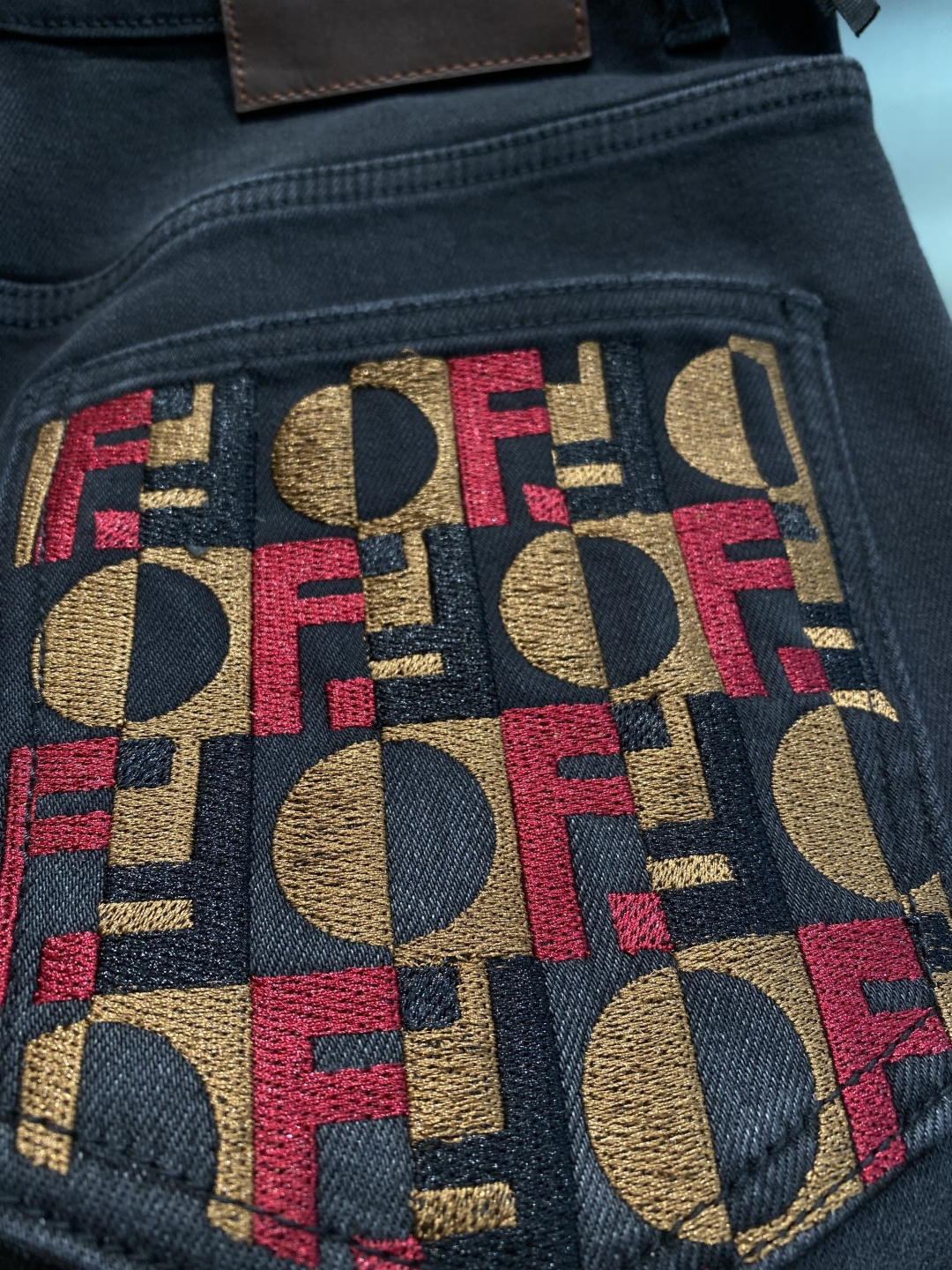 《𝙉𝙚𝙬🖤🤍芬家》2025重工水洗休闲牛仔裤，进口原版水洗弹力面料，舒适有弹性，独特设计，版型超正，舒适