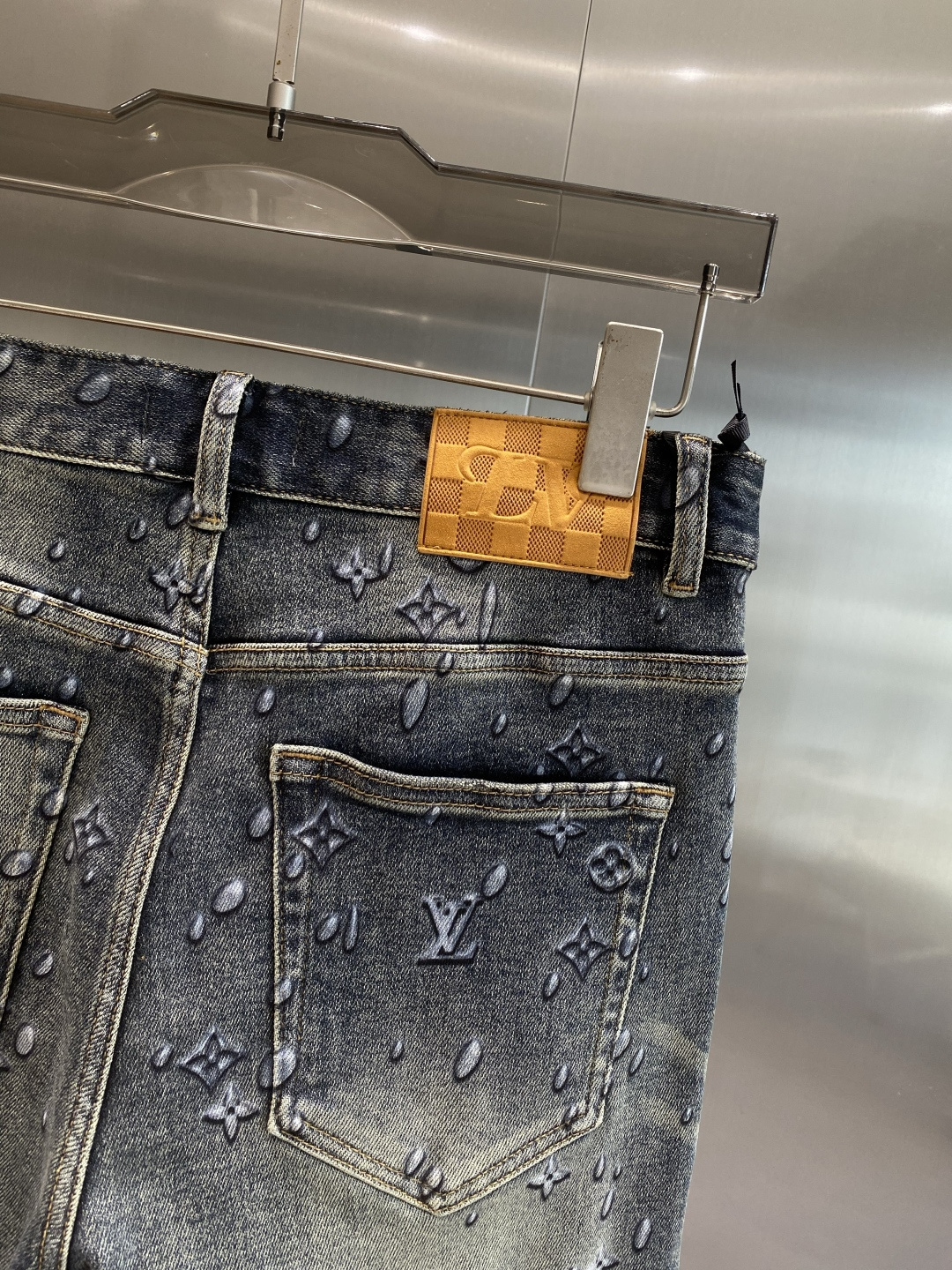 《𝙉𝙚𝙬🤍🖤驴家》2025秋冬新款牛仔裤 干净利落剪裁，都市风十足 采用精纺纯棉面料手感软糯干爽，上身效