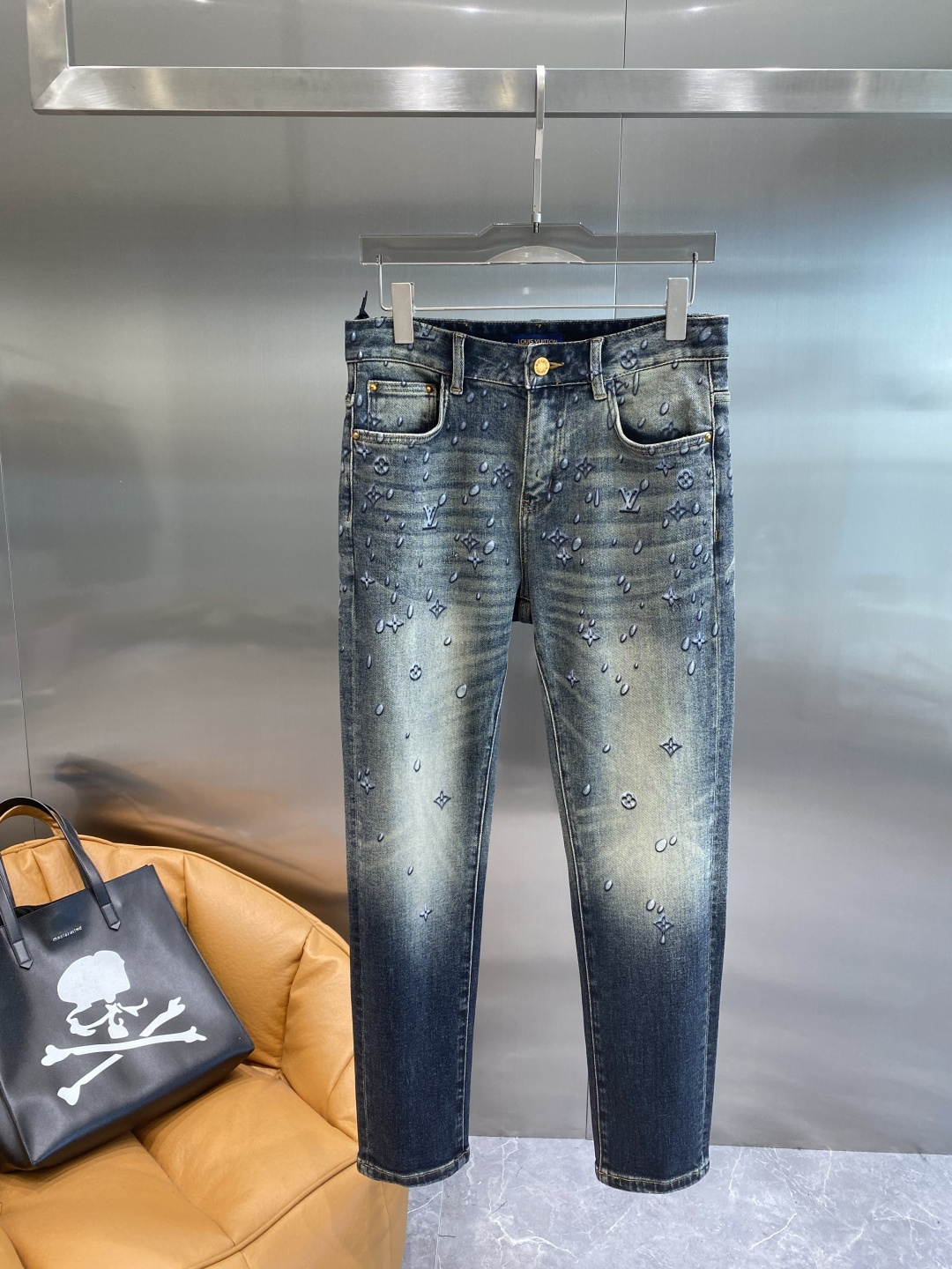 《𝙉𝙚𝙬🤍🖤驴家》2025秋冬新款牛仔裤 干净利落剪裁，都市风十足 采用精纺纯棉面料手感软糯干爽，上身效