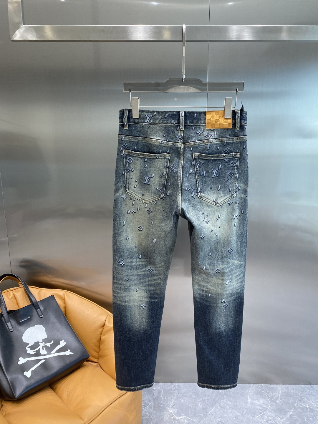 《𝙉𝙚𝙬🤍🖤驴家》2025秋冬新款牛仔裤 干净利落剪裁，都市风十足 采用精纺纯棉面料手感软糯干爽，上身效