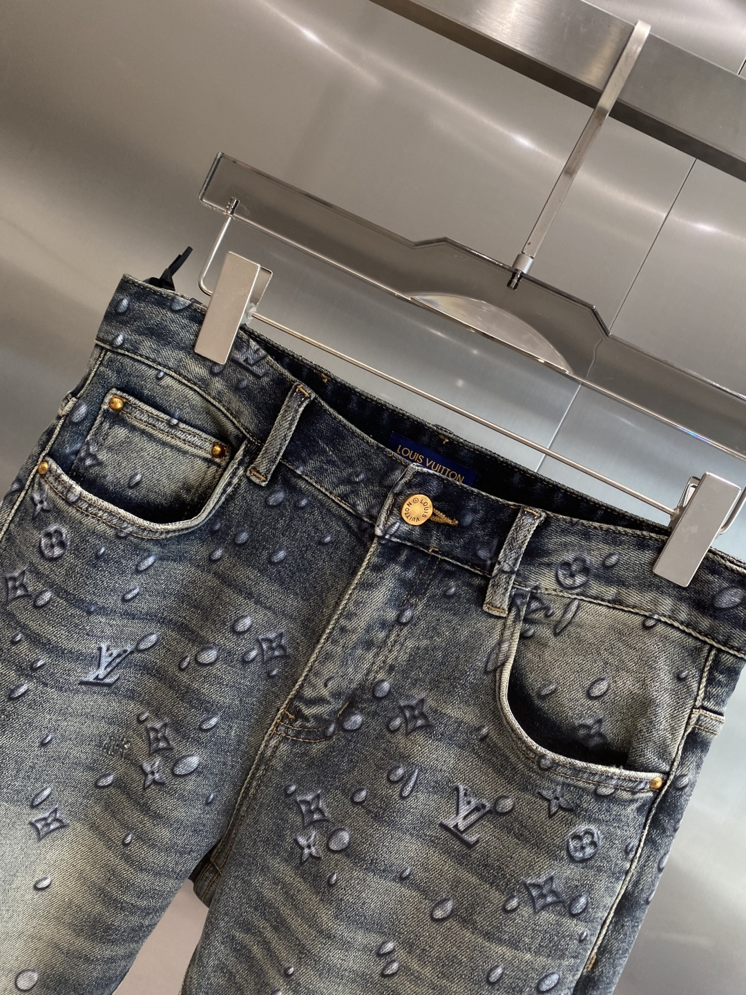 《𝙉𝙚𝙬🤍🖤驴家》2025秋冬新款牛仔裤 干净利落剪裁，都市风十足 采用精纺纯棉面料手感软糯干爽，上身效