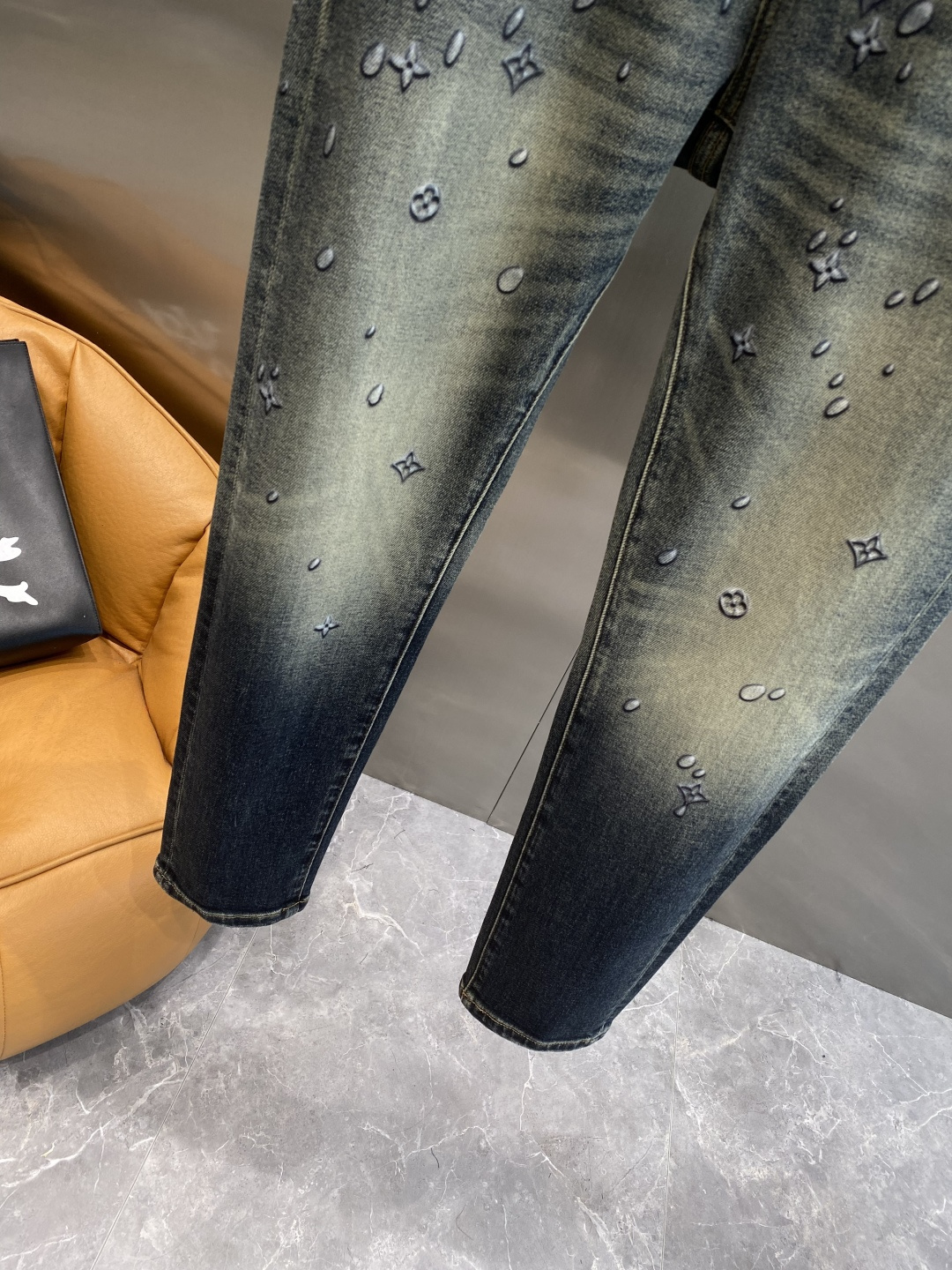 《𝙉𝙚𝙬🤍🖤驴家》2025秋冬新款牛仔裤 干净利落剪裁，都市风十足 采用精纺纯棉面料手感软糯干爽，上身效