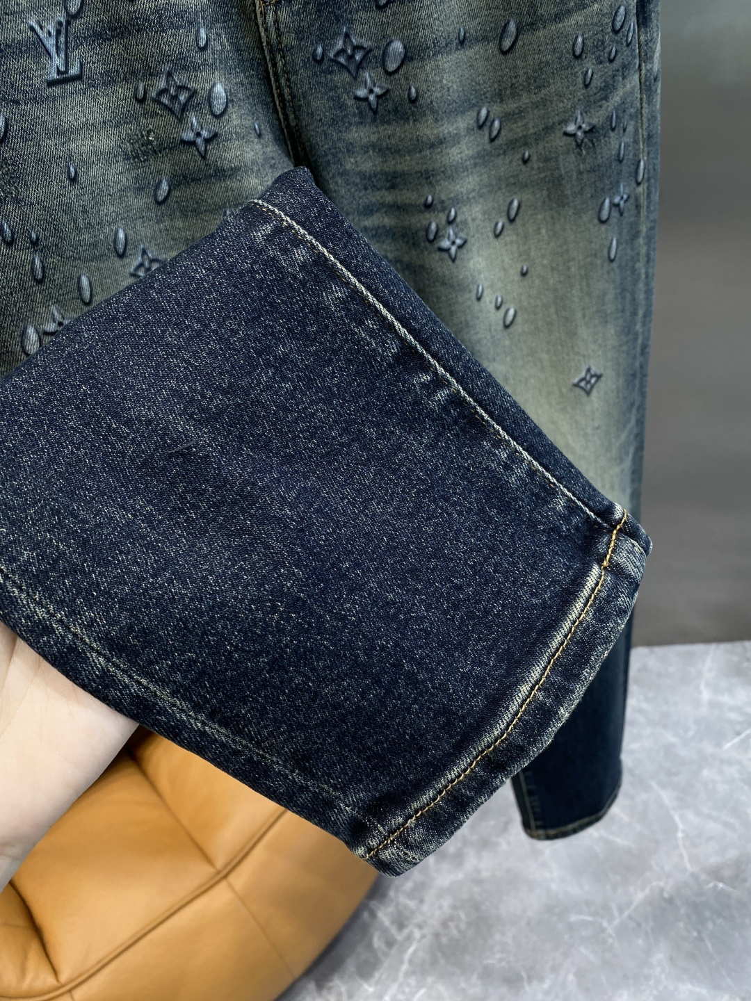 《𝙉𝙚𝙬🤍🖤驴家》2025秋冬新款牛仔裤 干净利落剪裁，都市风十足 采用精纺纯棉面料手感软糯干爽，上身效