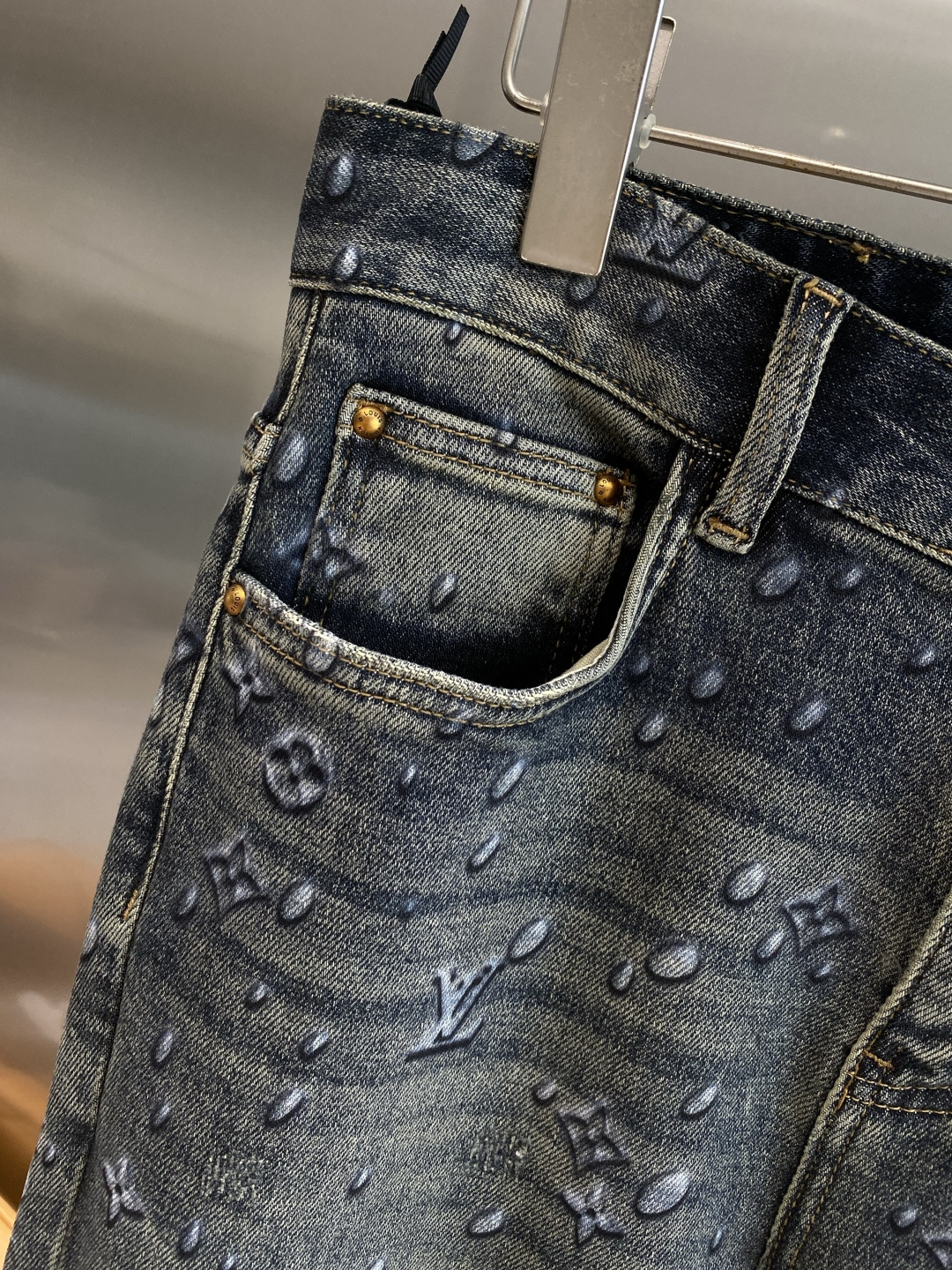 《𝙉𝙚𝙬🤍🖤驴家》2025秋冬新款牛仔裤 干净利落剪裁，都市风十足 采用精纺纯棉面料手感软糯干爽，上身效