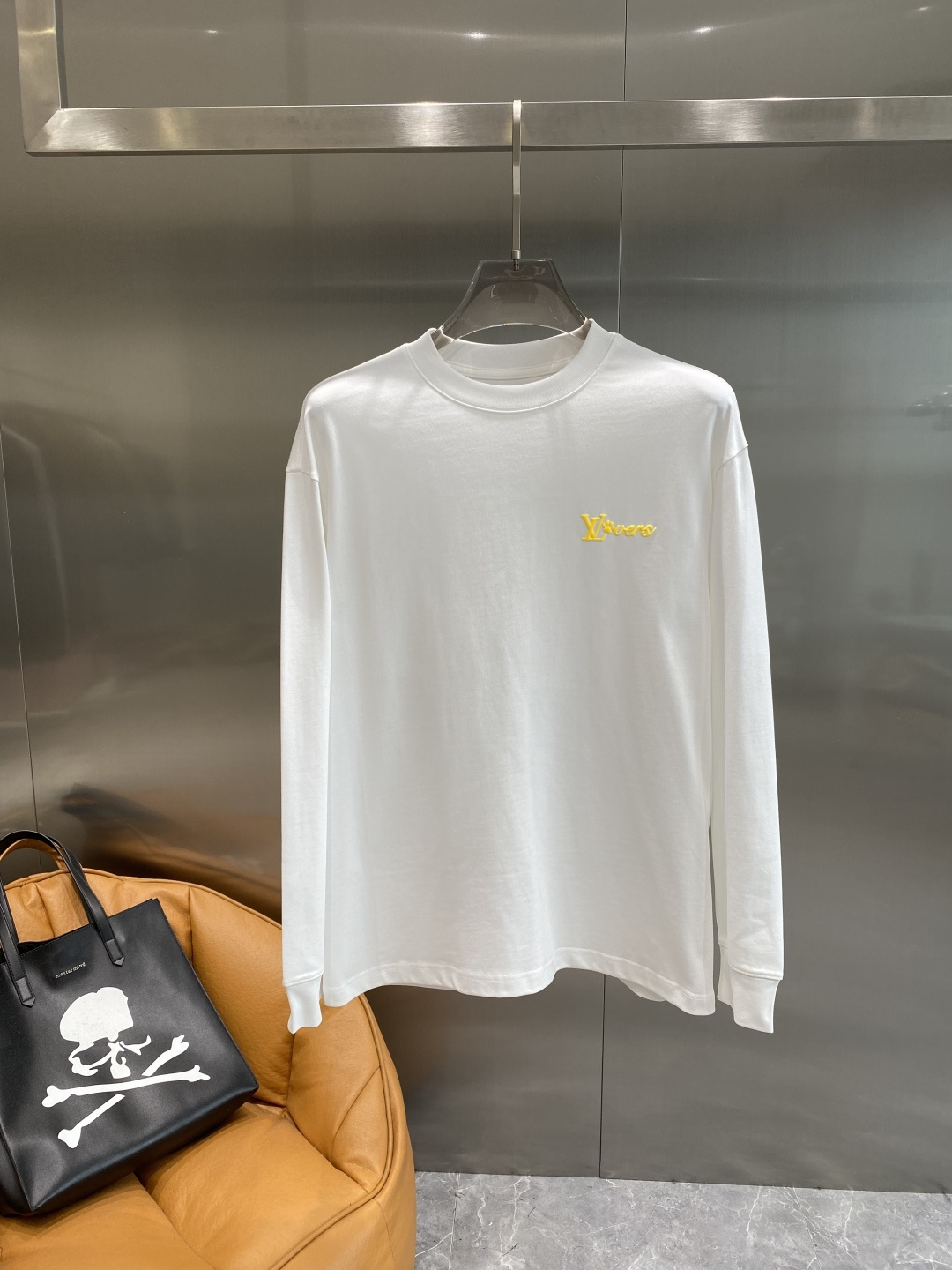 《𝙉𝙚𝙬🤍🖤驴家》2025秋冬专柜新款 时尚休闲打底衫长袖T恤，精选进口高密度双面拉架棉面料，精致原版l
