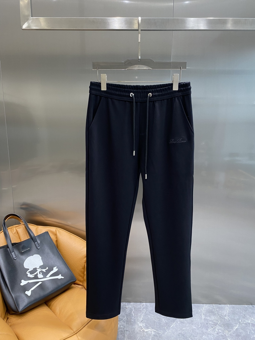 《𝙉𝙚𝙬🤍🖤lP🆕家》2025秋冬新款套装 走秀款 定制面料 搭配夹克版型设计 非常洋气 版型超好不易褶