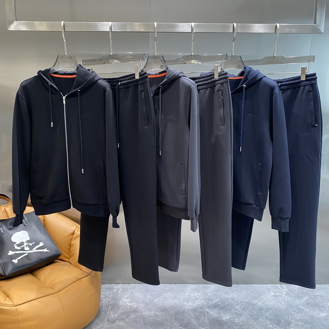 NO:703168,Support after-sales service after the new year 'Aimajia' new casual suit for early autumn!  The counters are synchronized. The details are exquisite and high-end, and the brand logo is full of high-end feeling. Custom-woven fabrics are more youthful and energetic. Customized high-end fabrics, the upper body is crisp and stylish, comfortable and not tight. The customized metal logo zippers are very classy, ​​and the clean and neat tailoring is full of urban style. You will feel good when you wear it. It is the first choice for high-end fashion people, and the upper body effect is super good-looking!  Size M-3XL next day, hermes,19860909支持年后售后 《爱马家》 早秋新款休闲套装！专柜同步.细节精致高级,品牌logo高级感满满.定织面料更显年轻活力,定制高端面料,上身挺括有型,舒适不紧绷.定制金属logo拉链非常有档次,干净利落的剪裁都市风十足,穿上心情就好,高端潮流时尚人士首选,上身效果超级好看！ 码数M-3XL隔天,,hermes,,Men's clothing