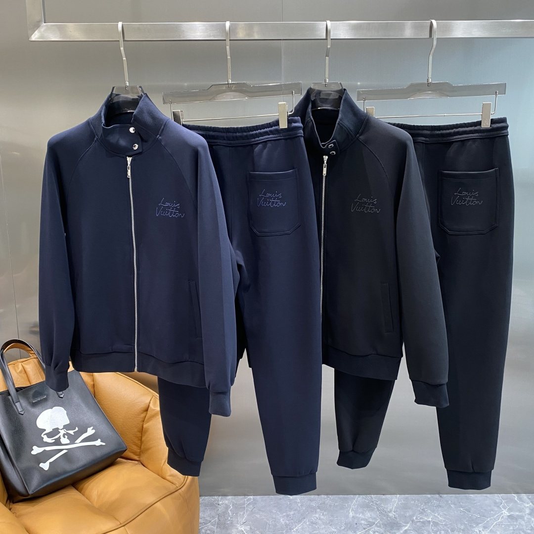 NO:703174,Support after-sales after-sales 'Lvjia' new casual suit for early autumn!  The counters are synchronized. The details are exquisite and high-end, and the brand logo is full of high-end feeling. Custom-woven fabrics are more youthful and energetic. Customized high-end fabrics, the upper body is crisp and stylish, comfortable and not tight. The customized metal logo zippers are very classy, ​​and the clean and neat tailoring is full of urban style. You will feel good when you wear it. It is the first choice for high-end fashion people, and the upper body effect is super good-looking!  Size M-3XL next day,,louis vuitton,louis vuitton,19860909支持年后售后 《驴家》 早秋新款休闲套装！专柜同步.细节精致高级,品牌logo高级感满满.定织面料更显年轻活力,定制高端面料,上身挺括有型,舒适不紧绷.定制金属logo拉链非常有档次,干净利落的剪裁都市风十足,穿上心情就好,高端潮流时尚人士首选,上身效果超级好看！ 码数M-3XL隔天,,louis vuitton,louis vuitton,,Men's clothing