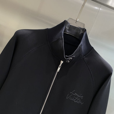 《𝙉𝙚𝙬🤍🖤驴家》2025早秋新款休闲套装!专柜同步。细节精致高级,品牌logo高级感满满。定织面料更显 《𝙉𝙚𝙬🤍🖤驴家》2025早秋新款休闲套装!专柜同步。细节精致高级,品牌logo高级感满满。定织面料更显