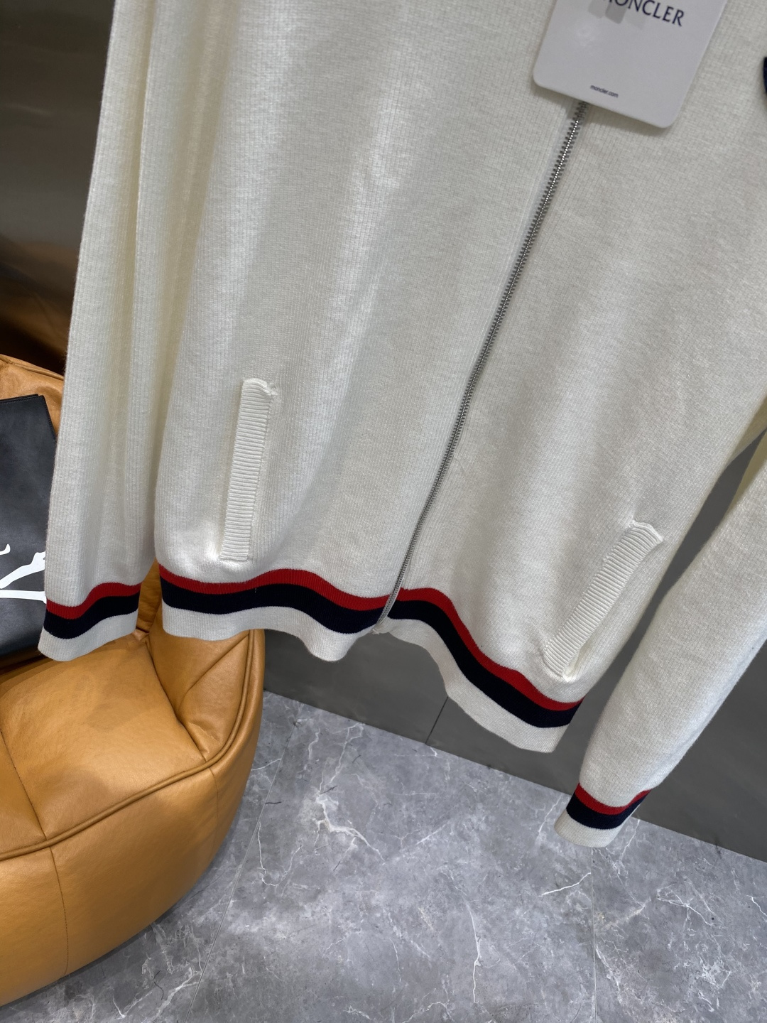 《𝙉𝙚𝙬🤍🖤蒙家》2025秋冬新款男士羊毛针织开衫外套。专柜在售爆款单品，各大时尚买手明星人手一件的百搭