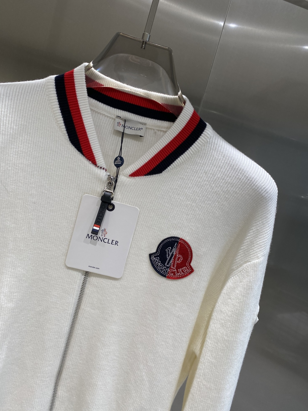 《𝙉𝙚𝙬🤍🖤蒙家》2025秋冬新款男士羊毛针织开衫外套。专柜在售爆款单品，各大时尚买手明星人手一件的百搭