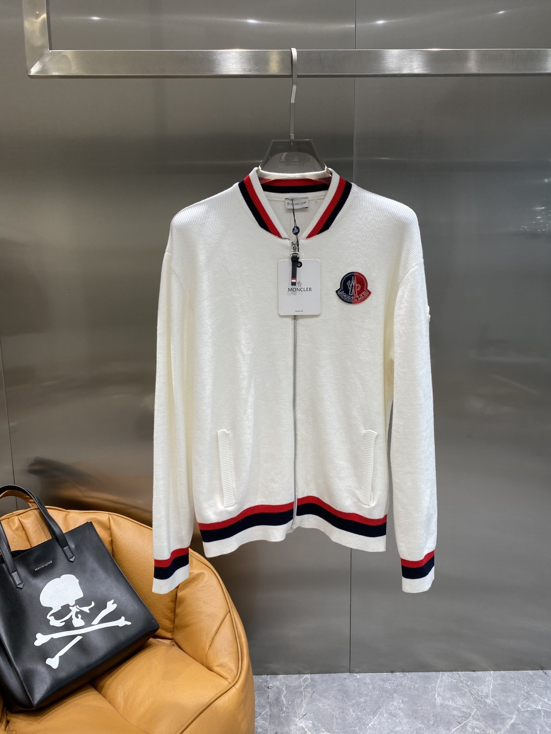 《𝙉𝙚𝙬🤍🖤蒙家》2025秋冬新款男士羊毛针织开衫外套。专柜在售爆款单品，各大时尚买手明星人手一件的百搭