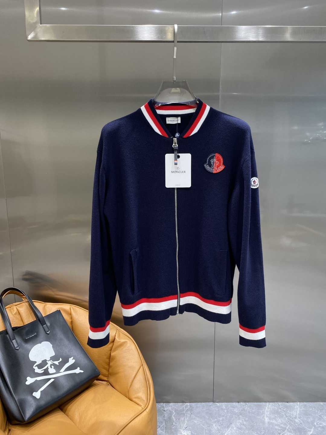 《𝙉𝙚𝙬🤍🖤蒙家》2025秋冬新款男士羊毛针织开衫外套。专柜在售爆款单品，各大时尚买手明星人手一件的百搭