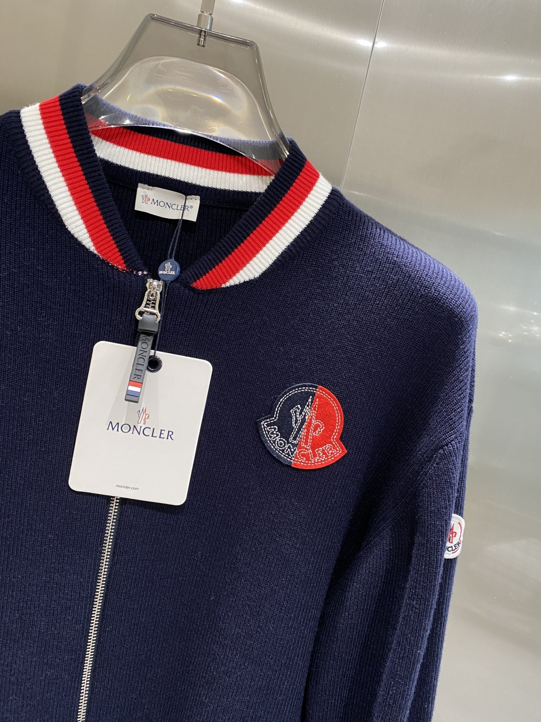 《𝙉𝙚𝙬🤍🖤蒙家》2025秋冬新款男士羊毛针织开衫外套。专柜在售爆款单品，各大时尚买手明星人手一件的百搭