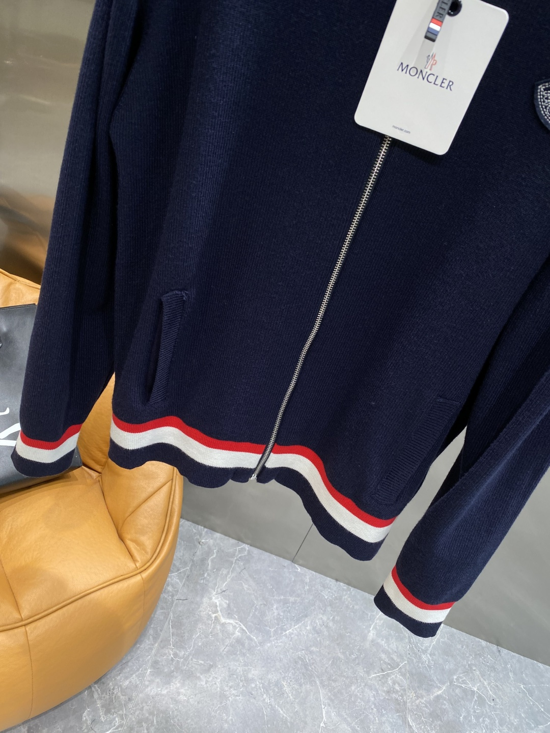 《𝙉𝙚𝙬🤍🖤蒙家》2025秋冬新款男士羊毛针织开衫外套。专柜在售爆款单品，各大时尚买手明星人手一件的百搭