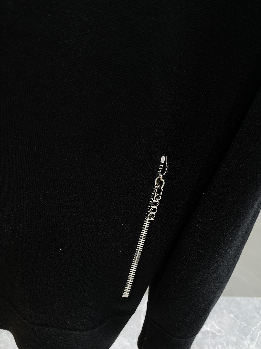 《𝙉𝙚𝙬🤍🖤古家》2025秋冬新款男士羊毛针织开衫外套。专柜在售爆款单品，各大时尚买手明星人手一件的百搭