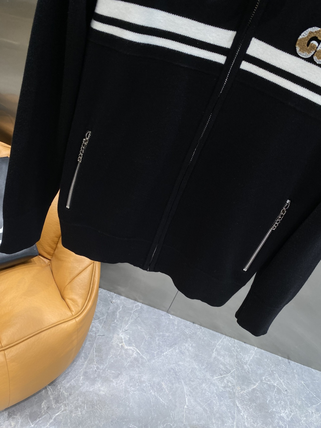 《𝙉𝙚𝙬🤍🖤古家》2025秋冬新款男士羊毛针织开衫外套。专柜在售爆款单品，各大时尚买手明星人手一件的百搭