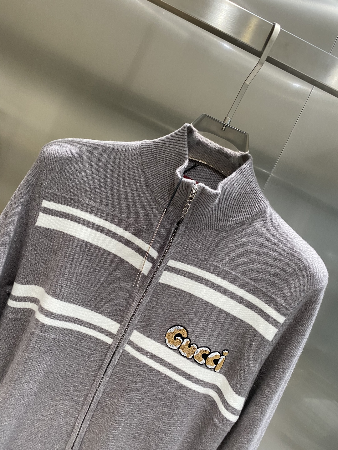 《𝙉𝙚𝙬🤍🖤古家》2025秋冬新款男士羊毛针织开衫外套。专柜在售爆款单品，各大时尚买手明星人手一件的百搭