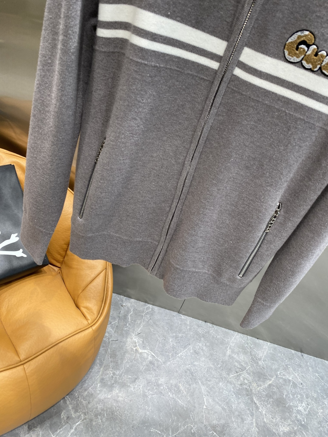 《𝙉𝙚𝙬🤍🖤古家》2025秋冬新款男士羊毛针织开衫外套。专柜在售爆款单品，各大时尚买手明星人手一件的百搭