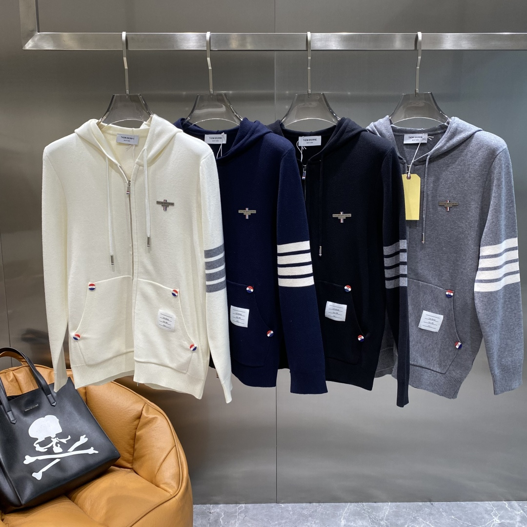 《𝙉𝙚𝙬🤍🖤TB家》开衫新款针织毛衣衫，彰显2025秋冬秀场的 主题。责任采购羊毛成就换季时节的典雅之选