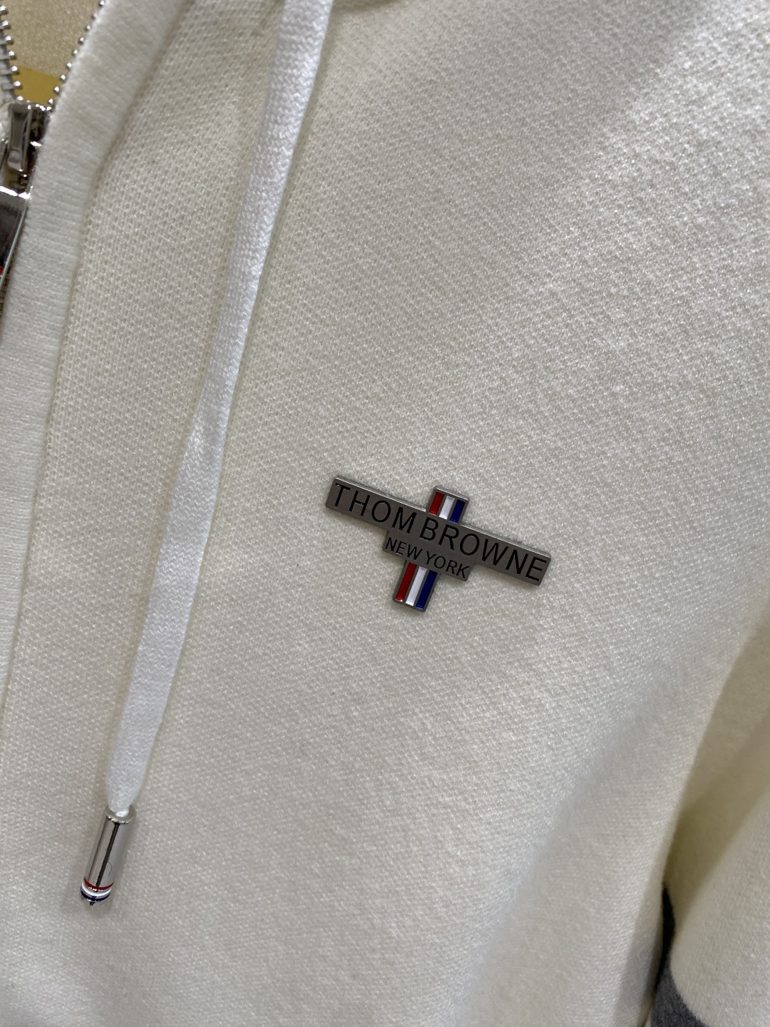 《𝙉𝙚𝙬🤍🖤TB家》开衫新款针织毛衣衫，彰显2025秋冬秀场的 主题。责任采购羊毛成就换季时节的典雅之选