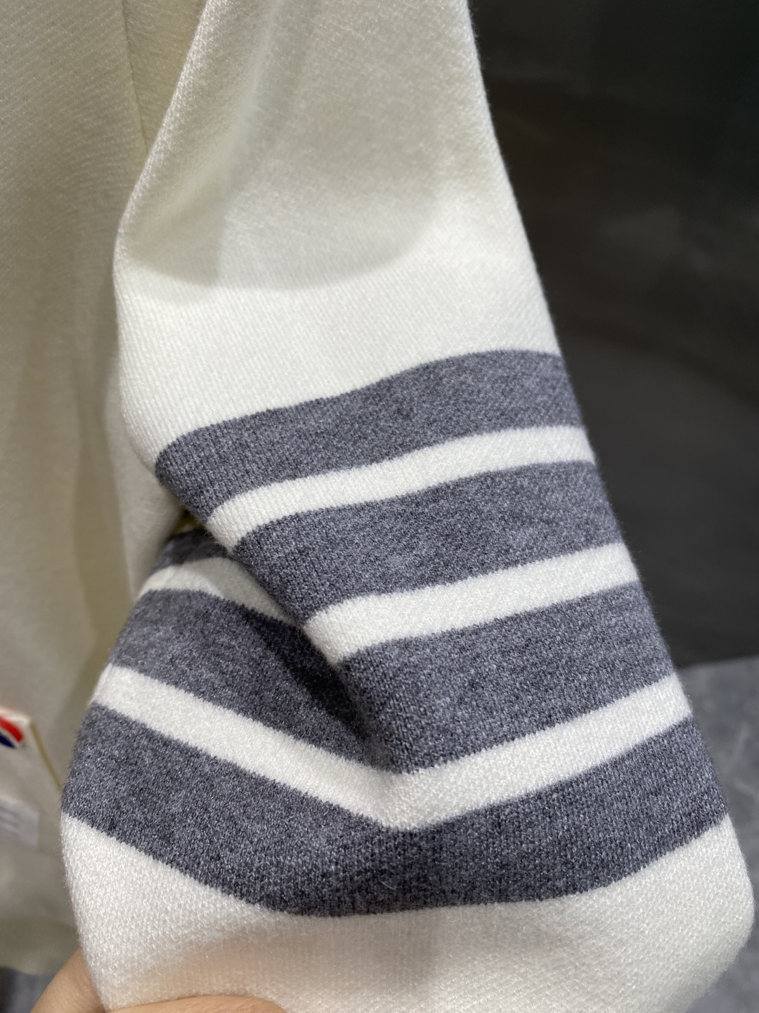 《𝙉𝙚𝙬🤍🖤TB家》开衫新款针织毛衣衫，彰显2025秋冬秀场的 主题。责任采购羊毛成就换季时节的典雅之选