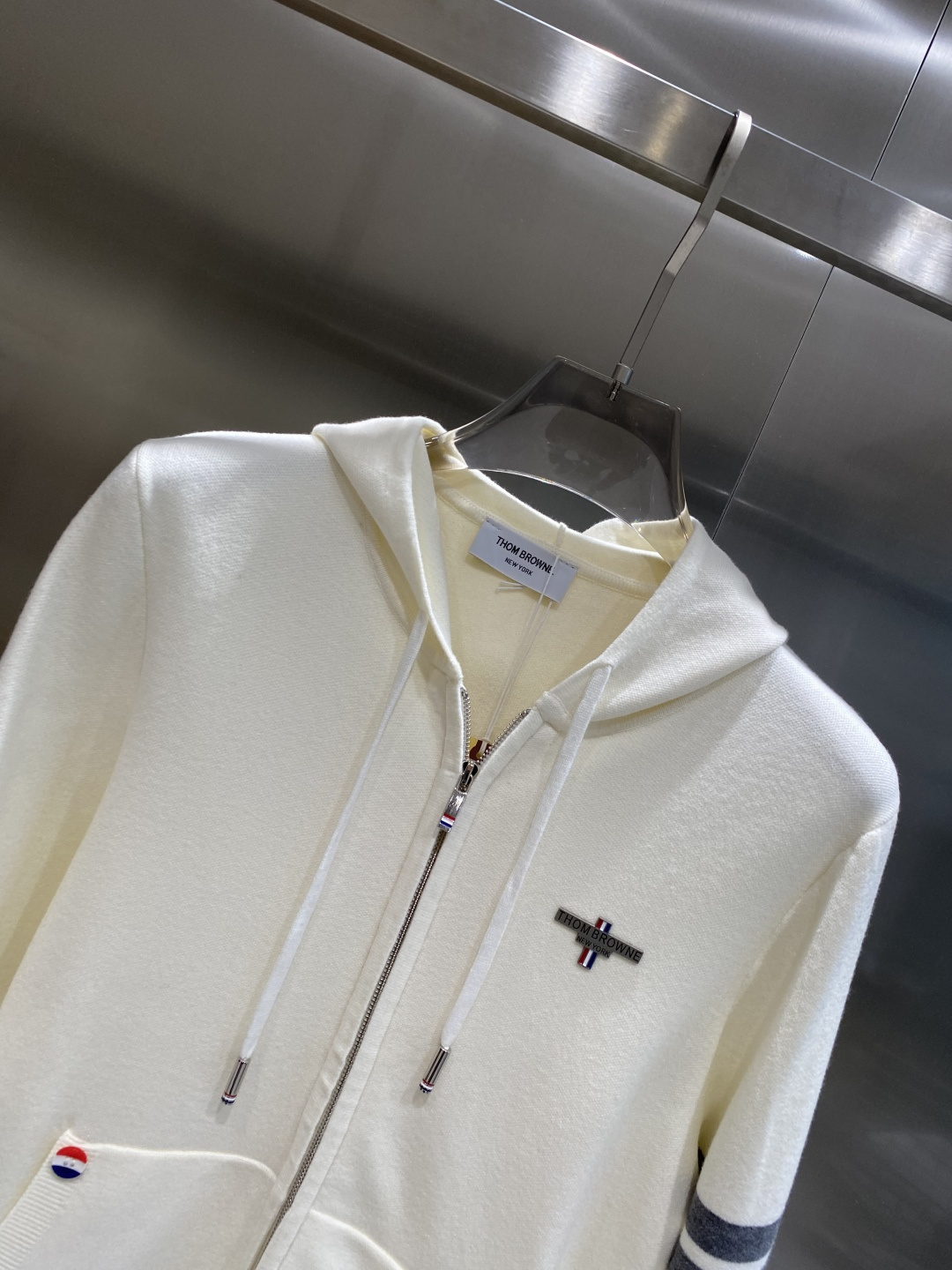 《𝙉𝙚𝙬🤍🖤TB家》开衫新款针织毛衣衫，彰显2025秋冬秀场的 主题。责任采购羊毛成就换季时节的典雅之选