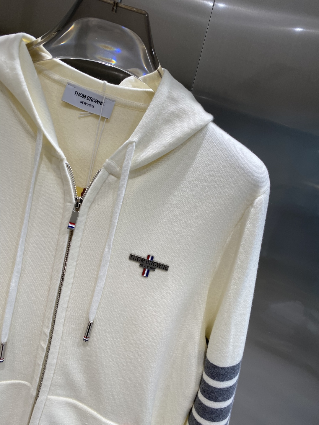 《𝙉𝙚𝙬🤍🖤TB家》开衫新款针织毛衣衫，彰显2025秋冬秀场的 主题。责任采购羊毛成就换季时节的典雅之选