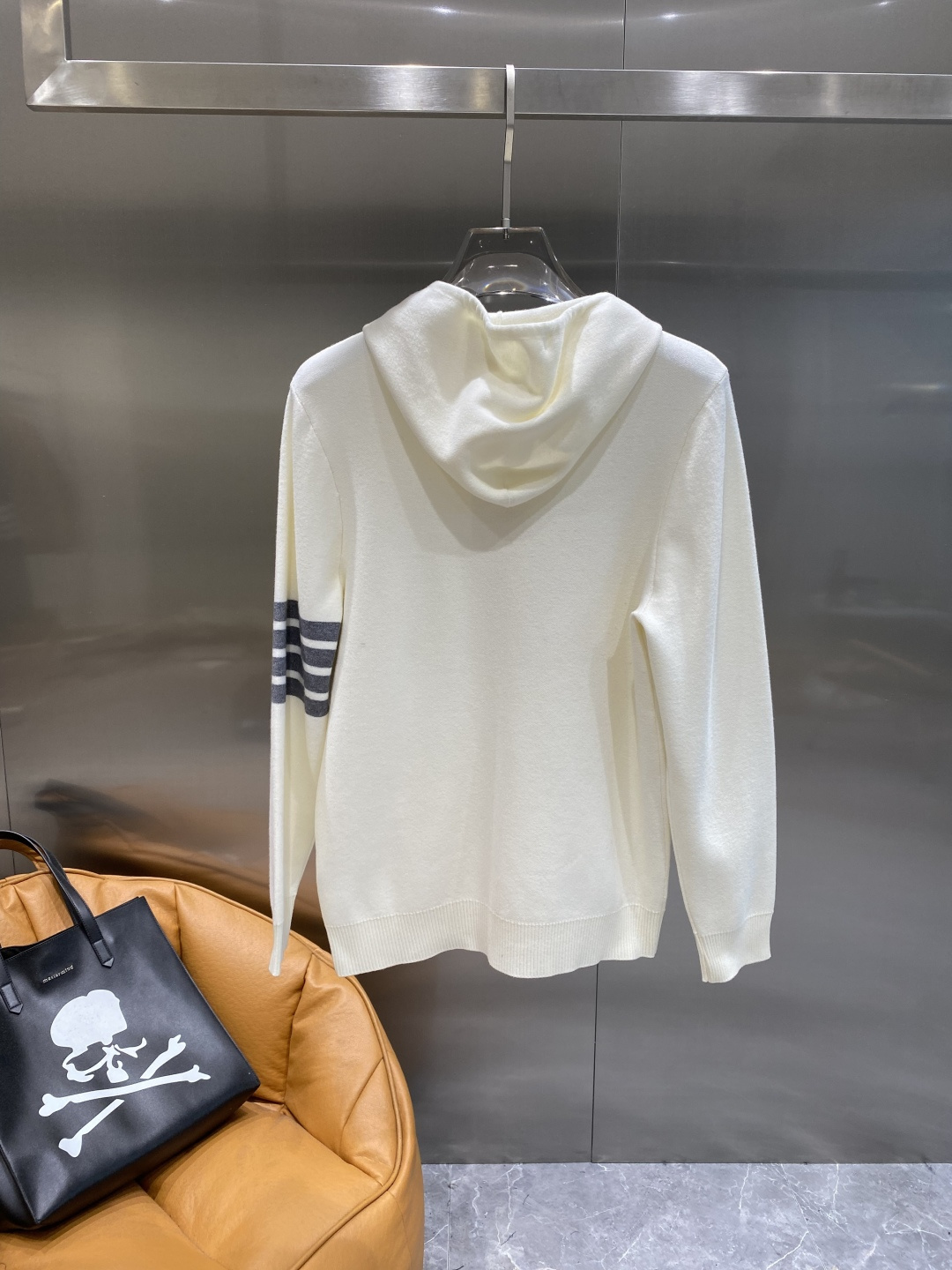 《𝙉𝙚𝙬🤍🖤TB家》开衫新款针织毛衣衫，彰显2025秋冬秀场的 主题。责任采购羊毛成就换季时节的典雅之选